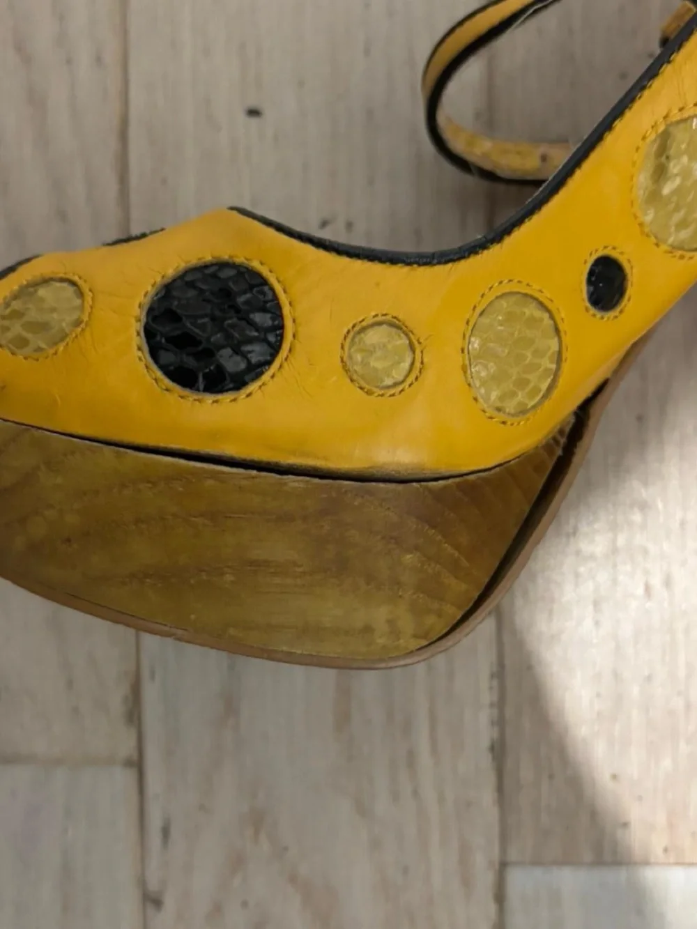 N/A stylish yellow